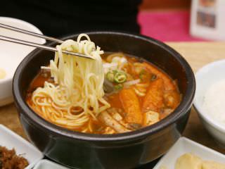 麺を入れるとマイルドに