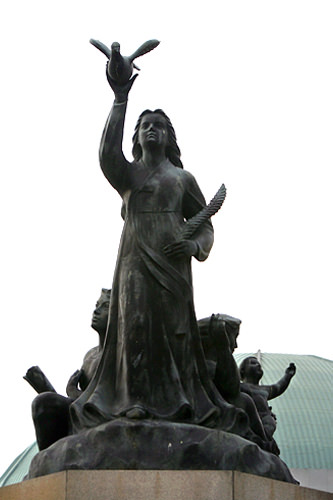 平和と繁栄の像