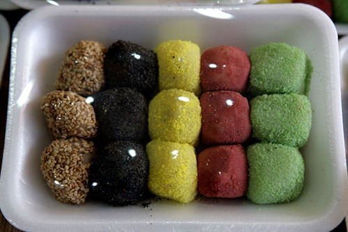 キョンダン(団子:ゴマ、黒ゴマ、カステラ、小豆、えんどう豆) 3,000ウォン