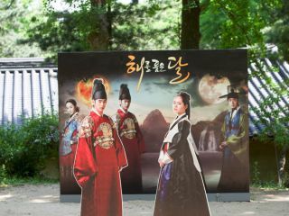 「太陽を抱く月」等身大パネル