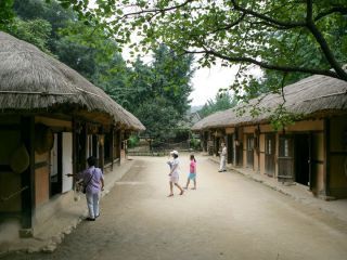 朝鮮時代の伝統家屋が集まった「韓国民俗村」