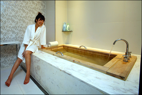 足を伸ばしてくつろげるお風呂