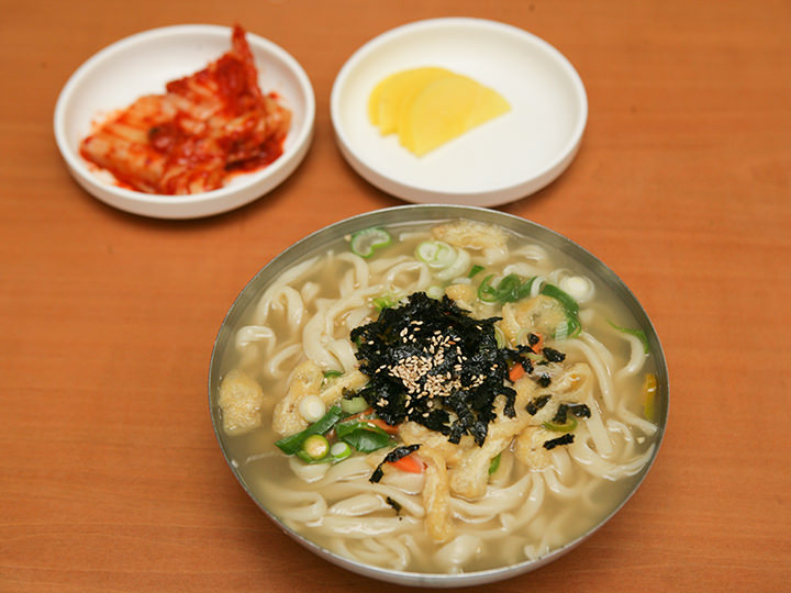 韓国手打ち麺(カルグクス)も人気メニュー