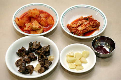 (左上から時計回りに)カットゥギ、キムチ、コチュジャン&にんにく、砂肝