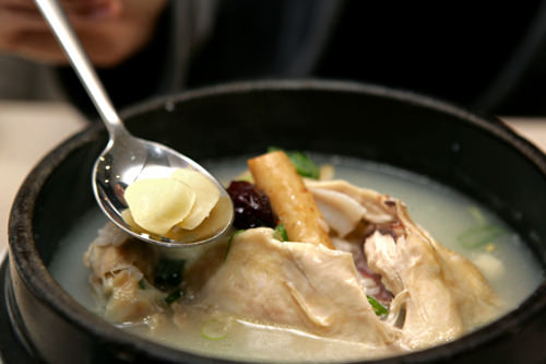 まさにスタミナがつきそうな食べ方!