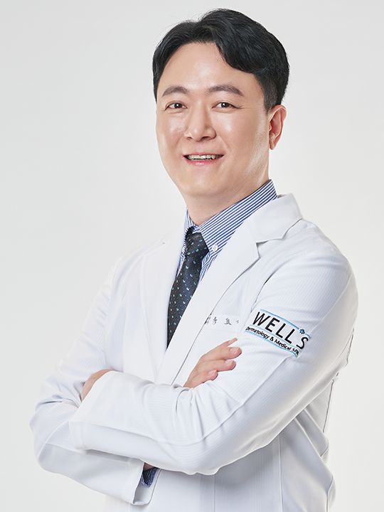 リュ・ヒョソプ院長
・医学博士、皮膚科専門医
・盆唐ソウル大病院 皮膚科臨床講師
・盆唐ソウル大病院 助教授
・済州道 公衆保健医師 福祉皮膚科 院長
・盆唐 ポン皮膚科 代表院長
・トルドリーム皮膚科 代表院長
・仁川国際聖母病院 ドバイマリスクリニック派遣教授
・前)米国皮膚科学会 正会員
・前)米国レーザー医学会 正会員
・前)国際毛髪移植学会 正会員
・大韓皮膚科学会 正会員
・大韓毛髪学会 正会員
・抗老化学会 正会員