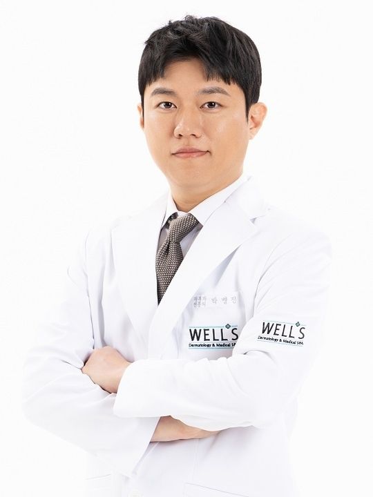 パク・ビョンジン院長
・漢陽大学 医学部 優秀卒業
・漢陽大学 大学院 医学科 修士 皮膚科専攻
・ソウル漢陽大学病院 レジデント修了
・大韓皮膚科学会 正会員
・大韓皮膚科医師会 正会員
・大韓皮膚抗老化研究会 正会員
・大韓ニキビ学会 正会員
・大韓アトピー皮膚炎学会 正会員
・大韓レーザー学会 正会員
・大韓臨床皮膚治療研究会 正会員
・大韓コスメティック皮膚科学会 正会員