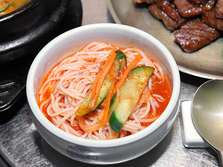定食に付く「辛口混ぜ素麺」も美味しいと話題