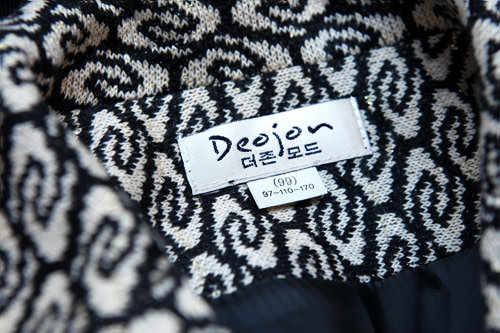 女性服の号数(99)と、「胸囲-ウエスト-身長」(97-110-170)併用表記