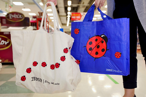 オリジナルエコバッグを販売するマートも(写真はホームプラス)