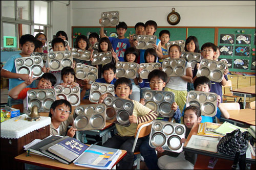 ピンクル運動に参加する学生たち