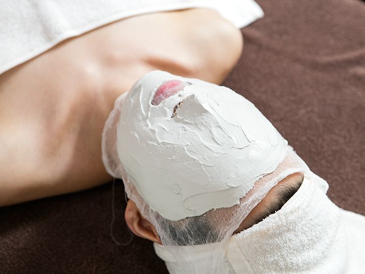 5.石膏パック
石膏ペーストを塗布し20分程固まるのを待ちます。固まる過程で発生する熱が血行を促進させ効果を高めます。