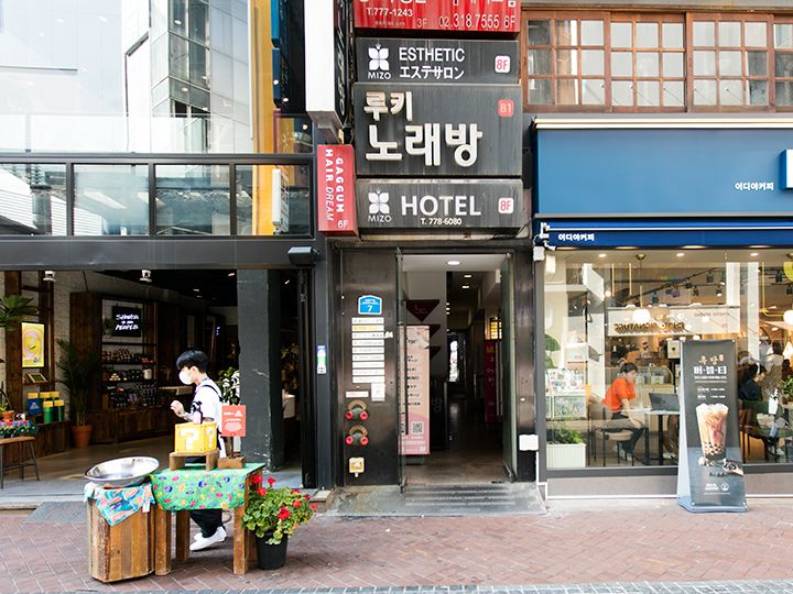 外観(お店はビルの8階)