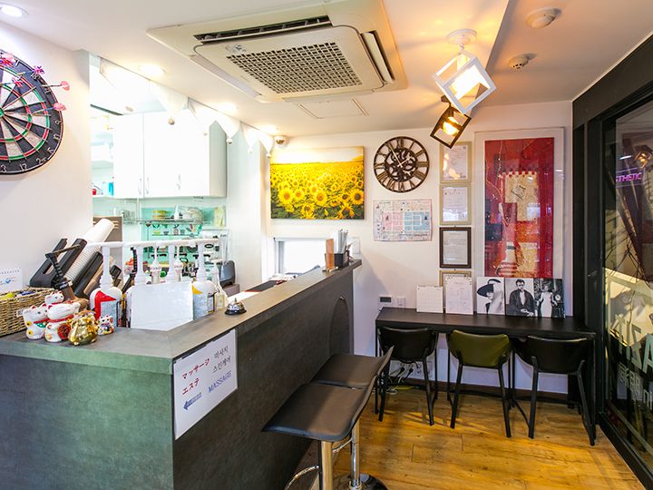 店舗入口にはカフェあり