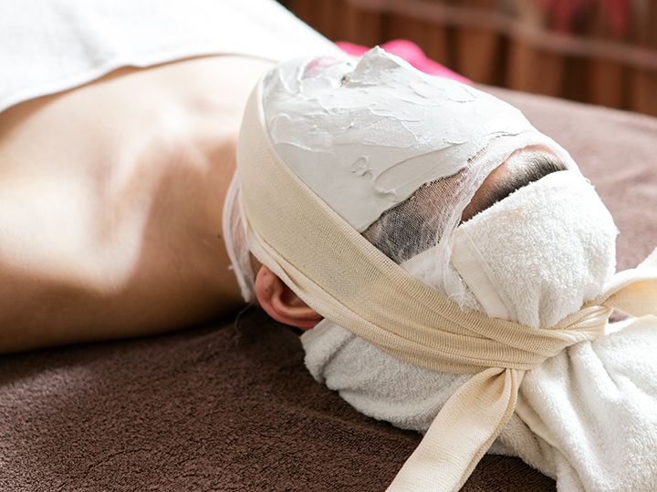 6.バンテージ管理
石膏パックの上から包帯を巻き、頬のお肉を引き上げます。顔の周りをすっきりさせる施術です。