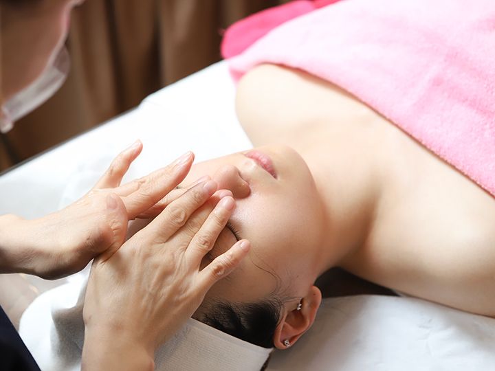 1.ハンドクレンジング
メイクアップや肌に溜まった汚れを浮かせてふき取ります。