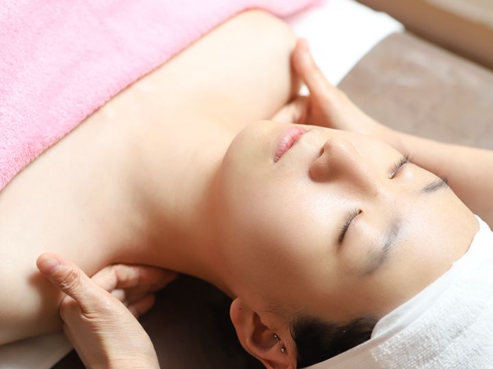 3.デコルテリンパッサージ
デコルテに溜まったリンパを流し、血液の循環を促進します。