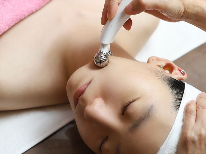 5.クライオラップ
クライオセルから流れる穏やかな電流の力で、すっきりとした輪郭を目指します。