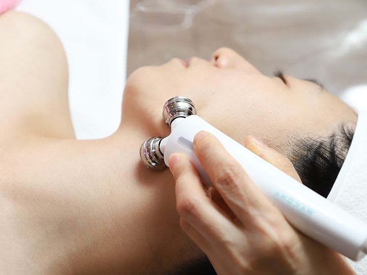 5.クライオラップ
クライオセルから流れる穏やかな電流の力で、顔のむくみを改善。すっきりとした輪郭へと導きます。