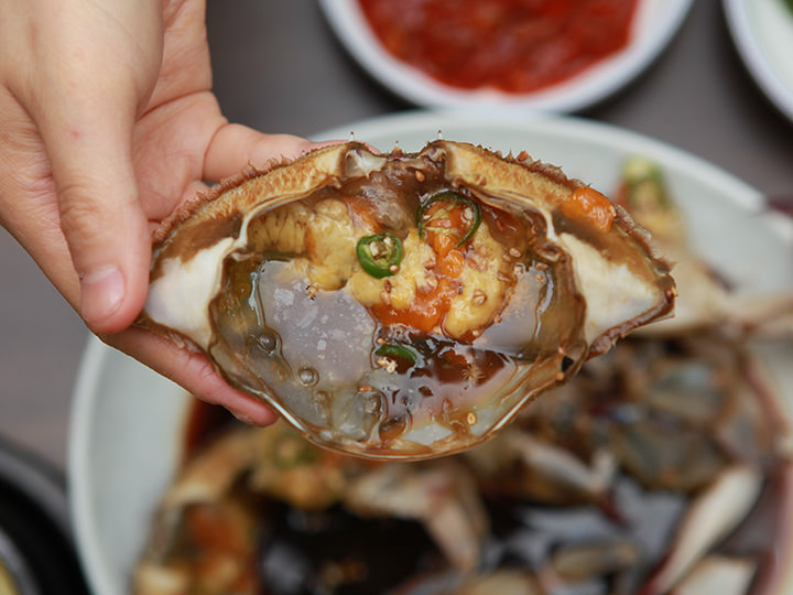 1.醤油ダレがかかったカニ味噌の甲羅を取り出します