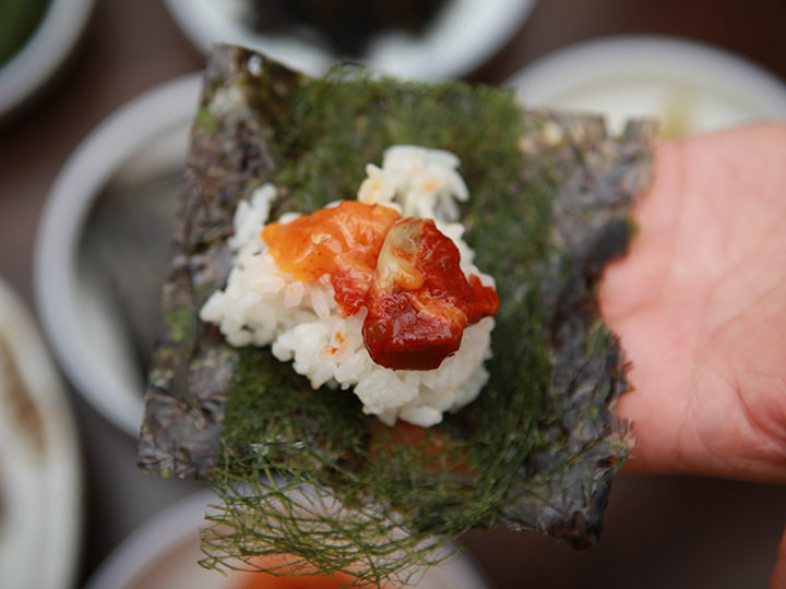 海苔のようにご飯を包んで