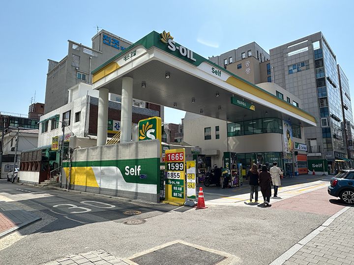 ガソリンスタンドの隣にある建物