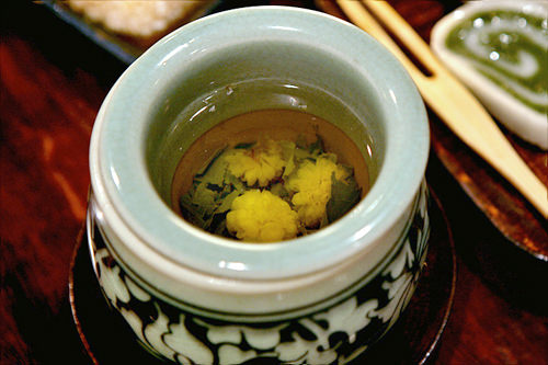 乾燥させた菊で作るクックァ(菊)茶