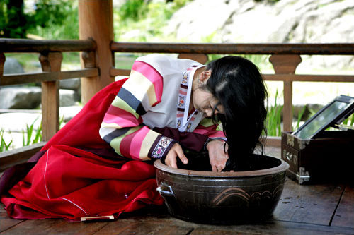 端午(タノ)の日には
チャンポ(ショウブ)湯で洗髪