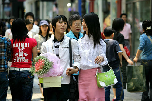 交際100日、1周年記念日には
祝いの花束を
