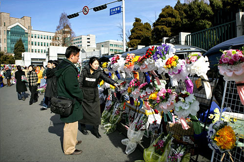 卒業式当日、学校前は花屋の商戦が