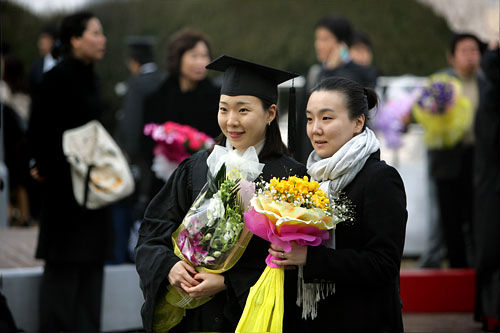 卒業式には花束を抱えながらの
記念撮影が定番