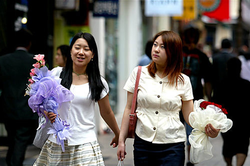 ラッピングはカラフルな不織布で