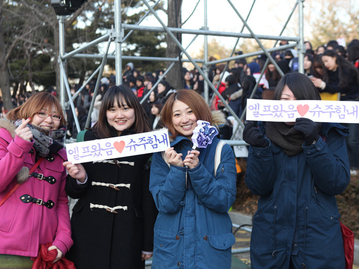 コンサートでは紙製のイベントスローガンもよく配られる