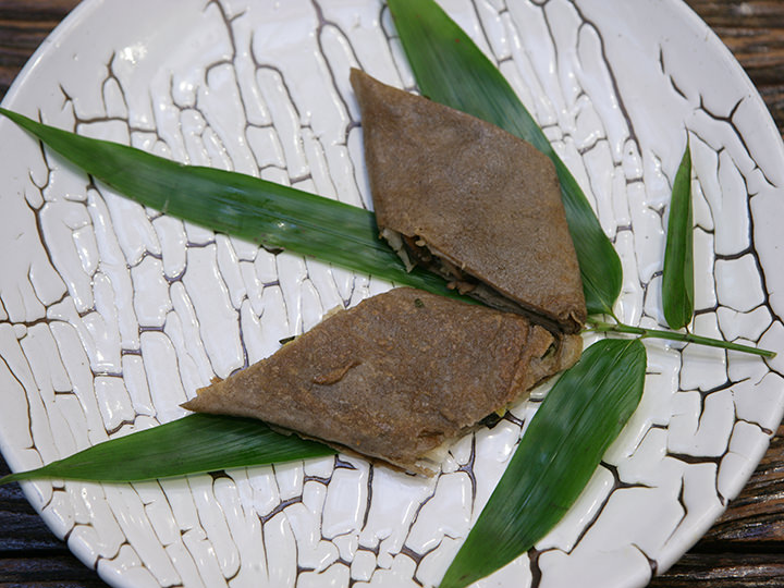蕎麦粉クレープ
(季節によってきのこ天ぷらのあんかけソースorアイナメの煮付けに変更あり)各種きのこ、キュウリ、キムチの炒め物の香ばしい蕎麦粉クレープ包み