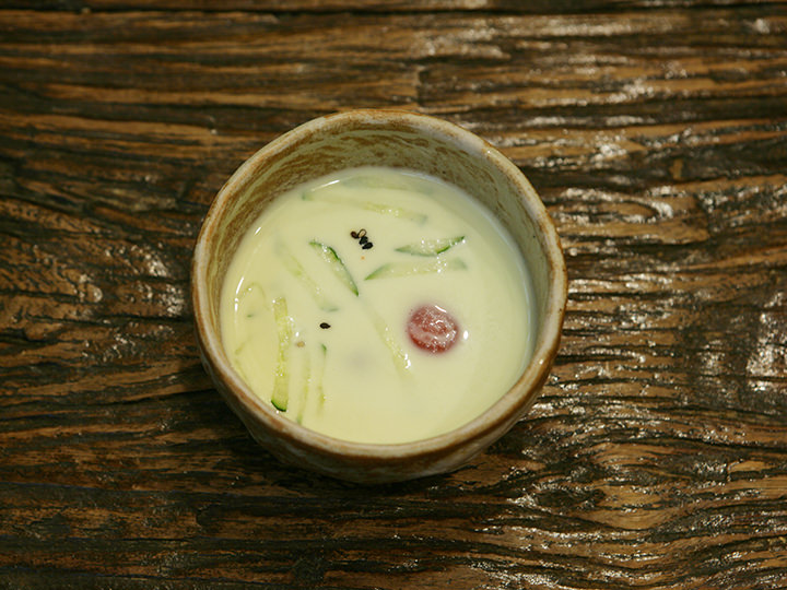 ソリテ豆の冷製スープ
(冬は根菜のごった煮)
貴重なソリテ豆で作った冷たいスープ。お団子、ミニトマト入り