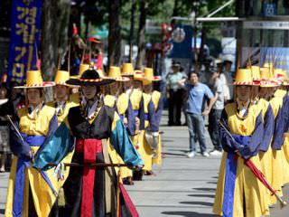 交代儀式終了後、出演者たちがソウル都心を練り歩く巡察パレードも