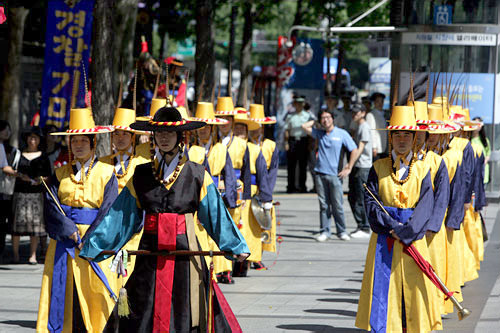 交代儀式終了後、出演者たちがソウル都心を練り歩く巡察パレードも