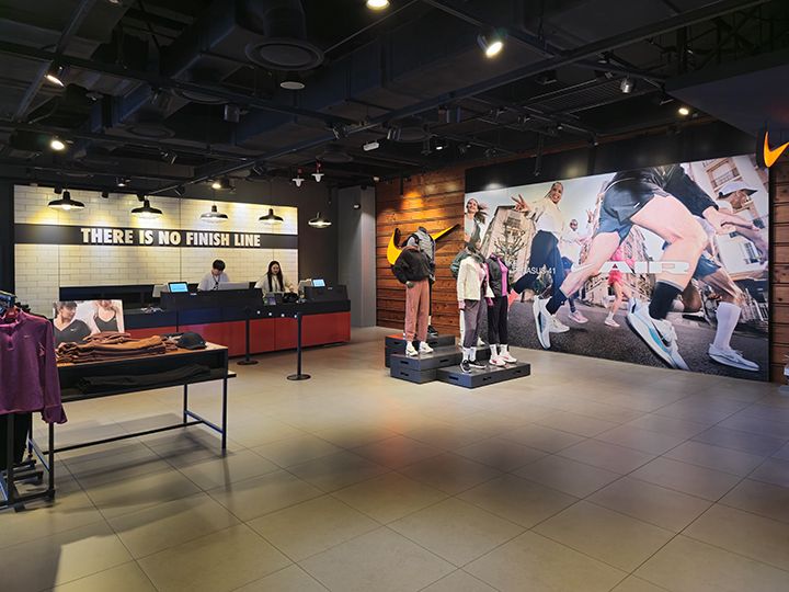 10階
ナイキ(NIKE)