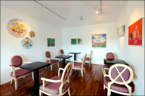 アート作品の飾られた店内