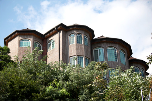 坂のさらに上にある家