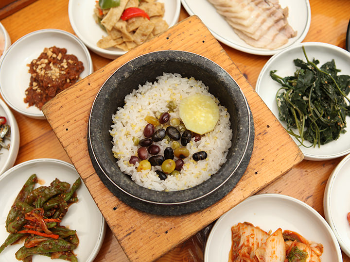 1人前ずつ小さな釜で出される