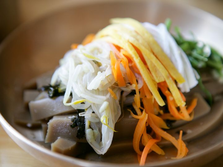 トトリムッ(どんぐりの寒天)の和え物