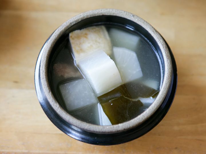 タン(汁物)には大根、豆腐、牛肉、昆布