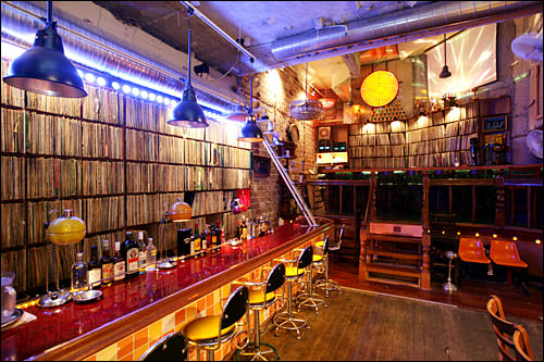 カウンター席は音楽と
お酒に浸りたい人向き