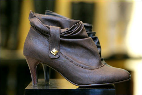 ゴールドのスタッズがポイント
パンツスタイルにも
49,000ウォン(vianni明洞店)