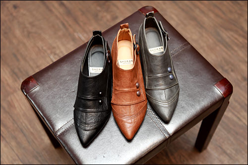 シンプルながらボタンやベルトがアクセントに
各49,000ウォン(BABI)