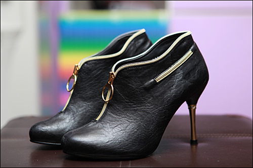 ピンヒール&ジッパー使いで女らしさとハード感を演出
59,000ウォン(BABI)