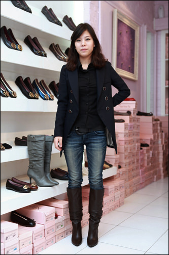 ハヌルさん(22歳 販売員)
ジーンズのブーツインはもはや王道!カジュアルだけど上品な雰囲気