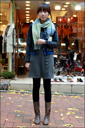 ヘヒョンさん(24歳 デザイナー)
カットソーワンピとフラットブーツでナチュラル感あふれるスタイル