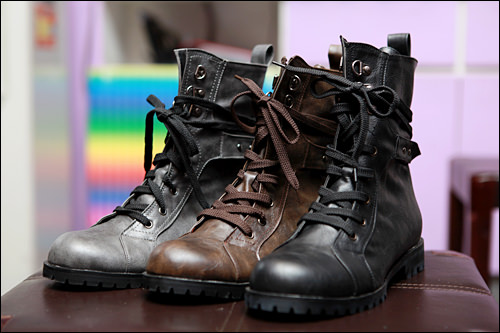 ウォーカー(軍靴)タイプはマニッシュな着こなしにも
各59,000ウォン(BABI)